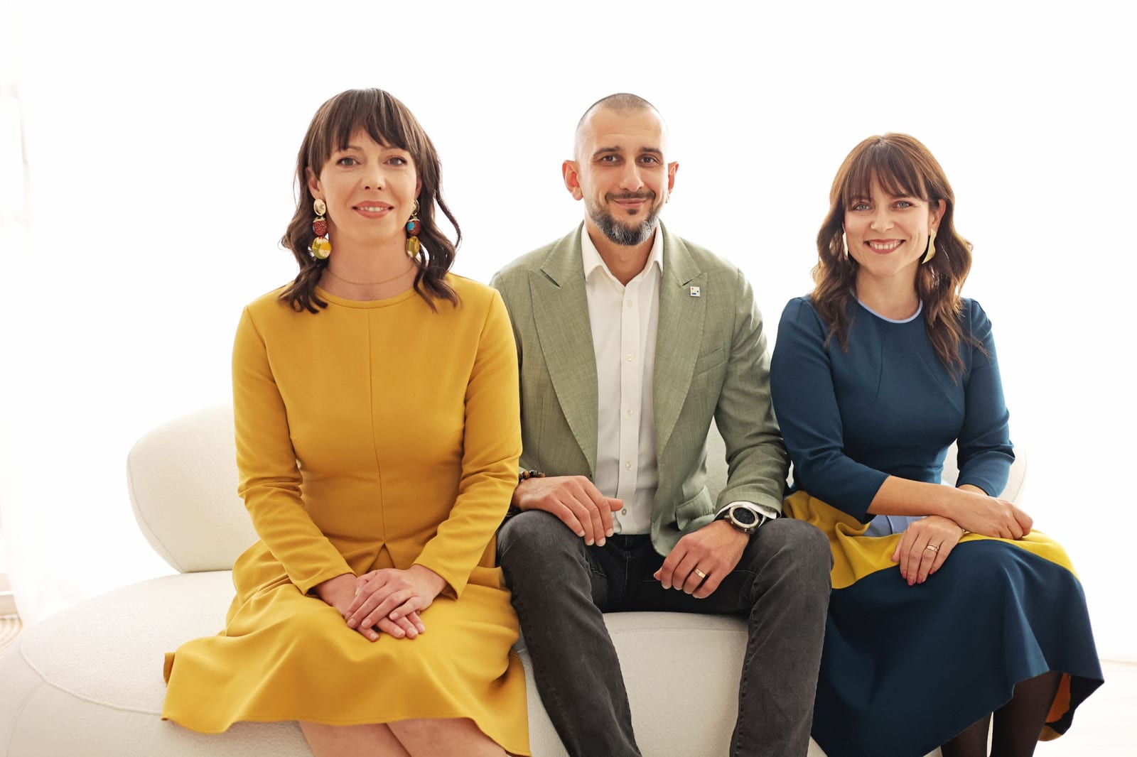 Terapeut cu clipboard în cabinetul de consiliere