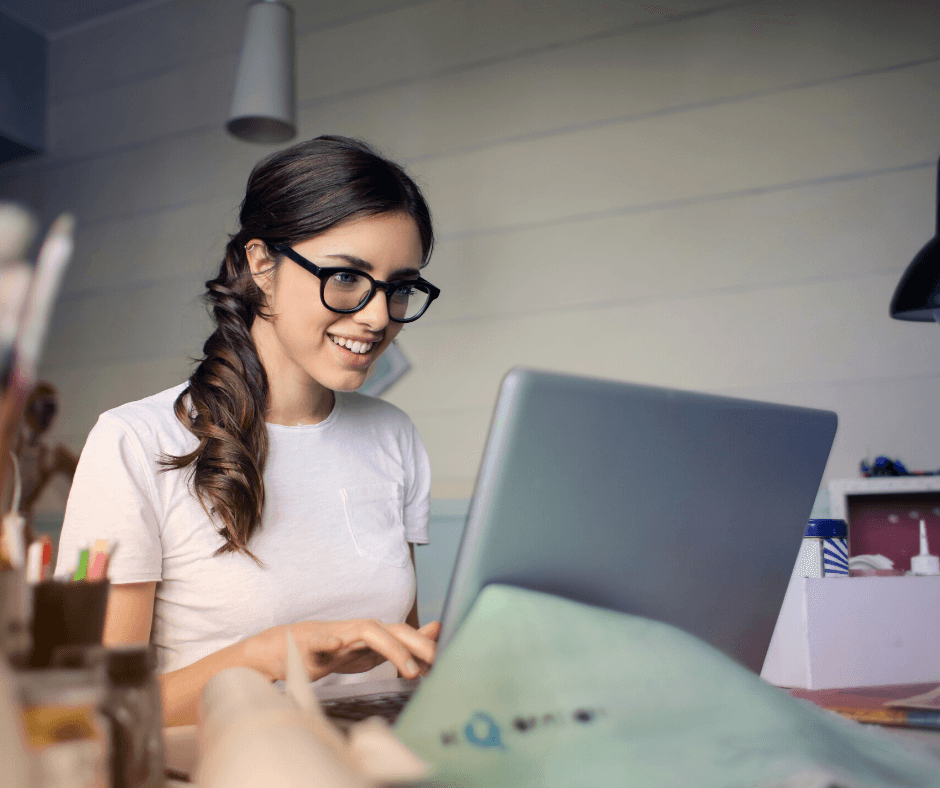 Femeie scriind pe tastatură